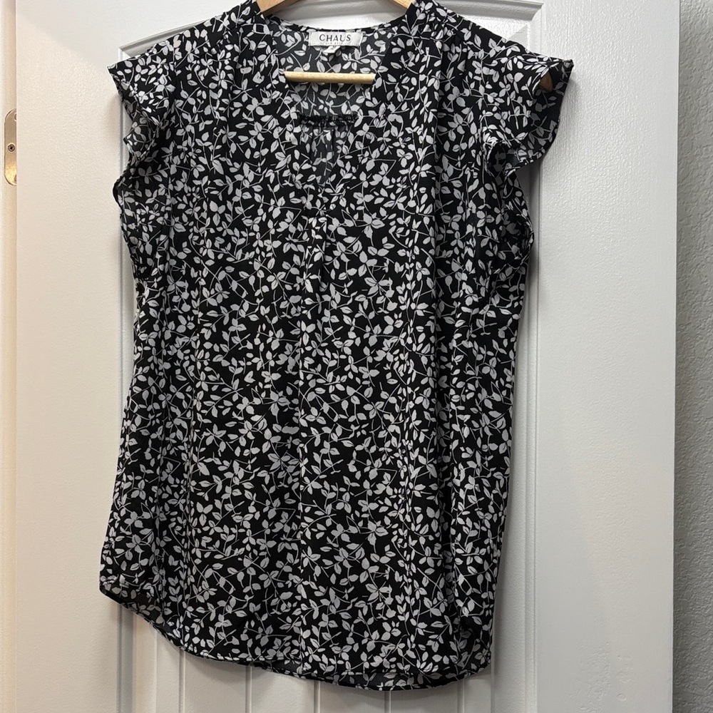 Chaus Black and White Leaf-Print Flutter Sleeve Blouse